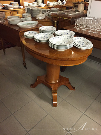 Ovalt bord i bjerk ca 1850