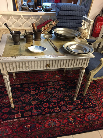 Gråmalt bord med skinnplate empire